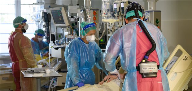 Auf COVID-19-Intensivstationen, wie hier am Städtischen Klinikum Dresden, könnte die Viruslast in den Lungen Vorhersagen über den Therapieerfolg ermöglichen.
