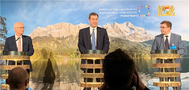 Entschlossener gegen Coronavirus vorgehen Auf Einladung von Bayern tagten die Ministerpräsidenten am Donnerstag in der bayerischen Landesvertretung in Berlin. Ein zentrales Thema: Die Coronavirus-Krise. Danach traten Hamburgs Erster Bürgermeister Peter Tschenscher (v.l.), der bayerische Ministerpräsident Markus Söder und Wolfgang Wittl, Sprecher der bayerischen Landesregierung, vor die Journalisten.