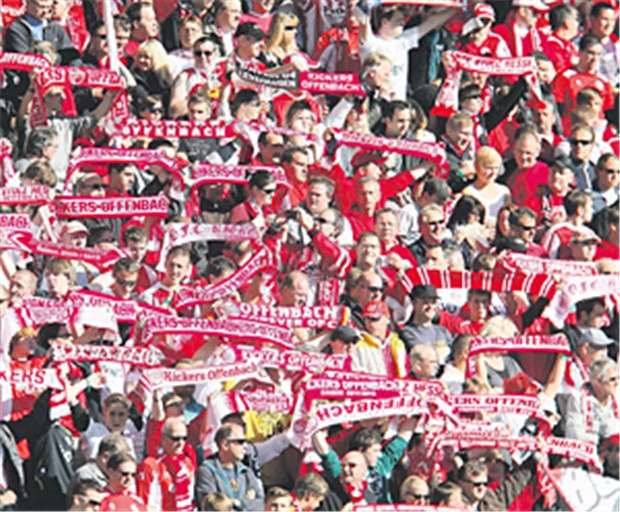 OFC-Fans bluten fürs Stadion Auf Gesänge sollen Taten folgen: Mit Plasmaspenden können Fans der Offenbacher Kickers helfen, die Flutlichtmasten im Stadion wieder aufzubauen.