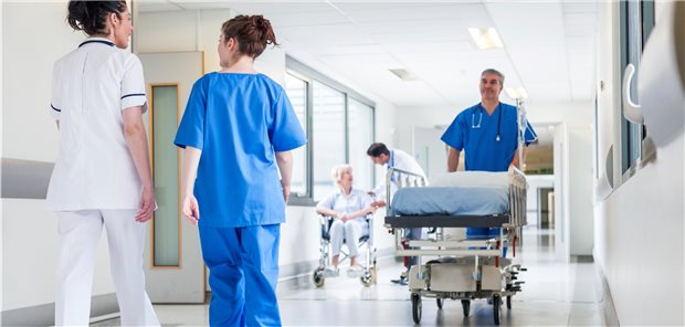 Für Kliniken gibt es kein Zurück zur guten alten Zeit Auf Krankenhäuser kommen künftig steigende Erwartungen an die Gesundheitsversorgung zu. Bei der Erlösentwicklung sieht das anders aus, warnt Professor Boris Augurzky vom RWI.