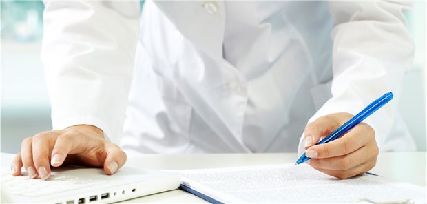 Auf Papier oder im PC? Bei der Dokumentation sind für Ärzte auch immer Haftungsfragen im Spiel. Gerade die nachträgliche Veränderbarkeit der digitalen Dokumentation kann vor Gericht zu Problemen führen.