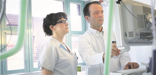 BG Kliniken setzen auf IHE als innovativen Standard Auf Station, hier auf der Intensivstation des BG Klinikums Unfallkrankenhaus Berlin, ist es wichtig, die Vitalparameter der Patienten stets im Blick zu haben.