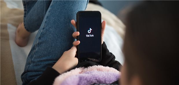 Vier von fünf deutschsprachigen TikTok-Videos zu psychischen Erkrankungen sind falsch TikTok-App auf dem Handy eines Mädchen