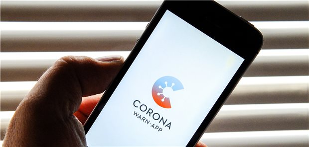 Corona-App – Positiv Getestete können sich über Hotline melden Auf dem Bildschirm eines Apple iPhones ist der von der Bundesregierung herausgegebene Startschirm einer Corona Warn-App abgebildet. In diesem Monat soll die App endlich starten.