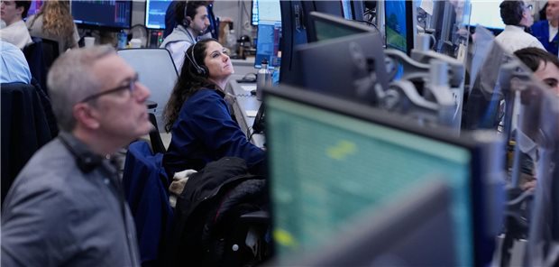 Menschen in der Börse gucken auf ihre Bildschirme.