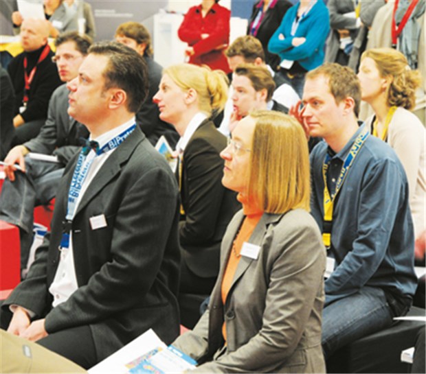 Junge Bewerber sitzen am längeren Hebel Auf dem "Chances"-Forum in Wiesbaden konnte sich der Internisten-Nachwuchs über Karrierechancen - auch mit Kind - informieren. © sba
