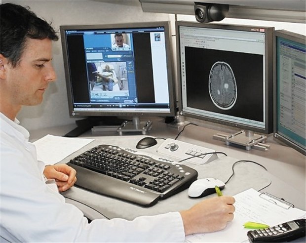 Viele Neurologen tun sich schwer mit der Telemedizin bei Schlaganfallpatienten Auf dem PC-Schirm befunden die TEMPIS-Experten in den Universitäten Regensburg und München Bilder aus anderen Kliniken in Bayern online. i