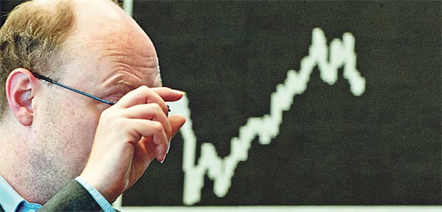 Analysten hoffen auf bessere Zeiten Auf dem Parkett der Frankfurter Börse verfolgt ein Händler die Abwärtsbewegung des Dax.