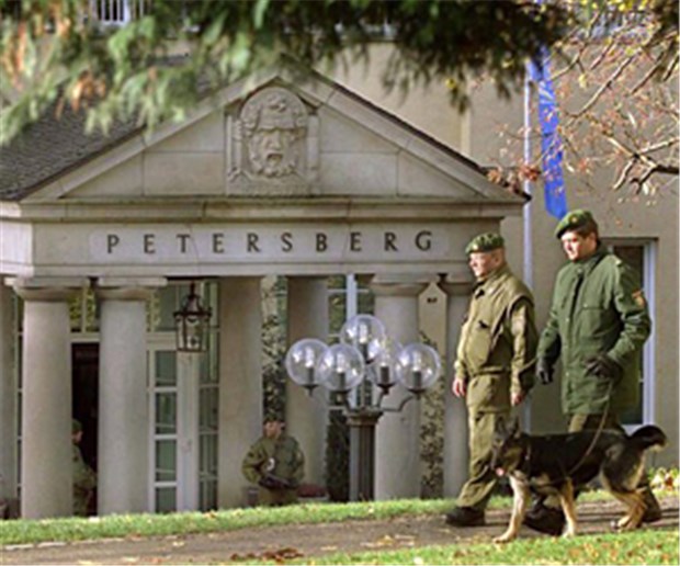 Seehofer startet die nächste Reform Auf dem Petersberg, damals Gästehaus der Bundesregierung, führt Seehofer den Dialog mit Akteuren im Gesundheitswesen.