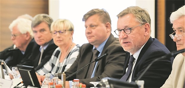 Hausärzte wollen die Primärversorgung nicht teilen Auf dem Podium beim 39. Deutschen Hausärztetag: Der Bundesvorsitzende des Deutschen Hausärzteverbands Ulrich Weigeldt (2. v. re.), zu seiner Rechten Hauptgeschäftsführer Eberhard Mehl.