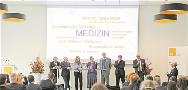 Für die ärztliche Versorgung auf dem Land braucht's viele Helfer Auf dem Podium diskutieren die KVH-Vorstände Frank Dastych (l.) und Dr. Eckhard Starke (r.) mit den hessischen Landtagsabgeordneten René Rock (FDP), Dr. Daniela Sommer (SPD), Marjana Schott (Linke), Dr. Ralf-Norbert Bartelt (CDU) und Marcus Bocklet (Grüne).