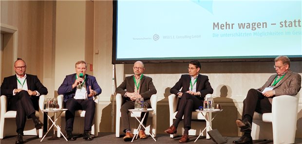 Auf dem Podium diskutierten (von links): Ivor Pavarnov, Dr. Ralf Langejürgen und Dr. Martin Albrecht. Professor Dr. Herbert Rebscher, Direktor des Instituts für Gesundheitsökonomie und Versorgungsforschung, moderierte.