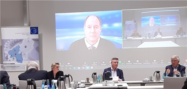 Auf dem Podium in der Landesärztekammer Hessen in Frankfurt: Kordula Schulz-Asche (Grüne, v.l.), Helge Braun (CDU, per Monitor), Denis Nößler (Chefredakteur Ärzte Zeitung) und Andrew Ullmann (FDP).
