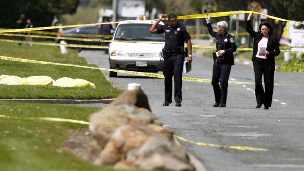 Blutbad an US-Krankenpflegeschule Auf dem Rasen vor der Oikos Universität in Oakland haben Polizisten die Opfer der Schießerei niedergelegt.