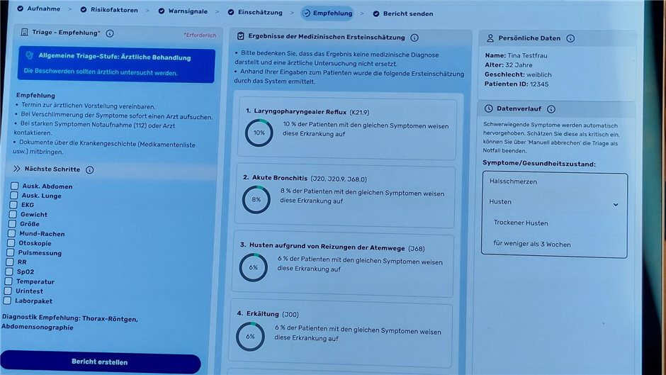 Auf dem Tablet läuft die Ersteinschätzungssoftware.