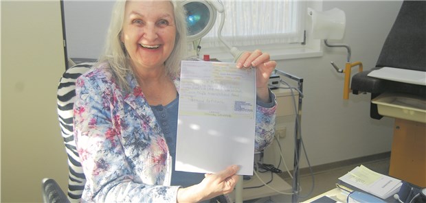 Auf dem Überweisungsschein fügt Hausärztin Hanneke Lambregts handschriftliche Notizen hinzu.