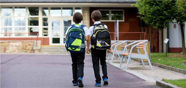 Auf dem Weg in die Schule: Nach einer Commotio cerebri wieder am Unterricht teilzunehmen, hilft Kindern wohl mit ihren Symptomen umzugehen.