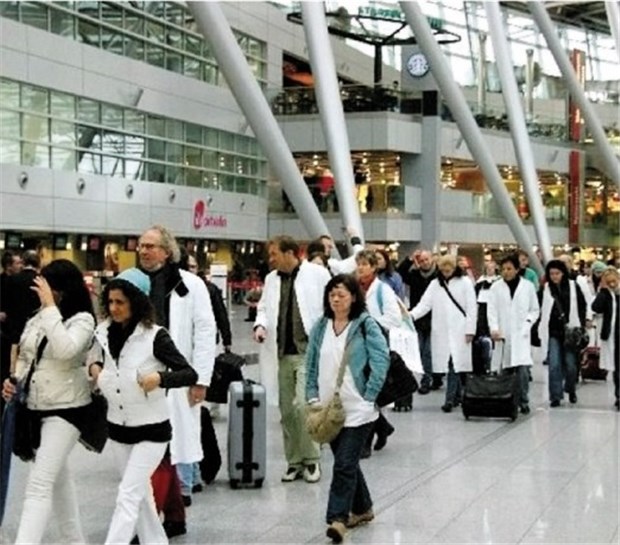 Ärzte proben die Flucht ins Ausland Auf dem Weg in ihre Freiheit: Ärzte am Düsseldorfer Flughafen.