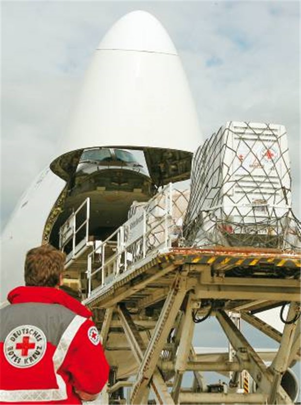 Auf dem Weg nach China: Teile der mobilen Rotkreuz-Klinik beim Verladen ins Flugzeug.