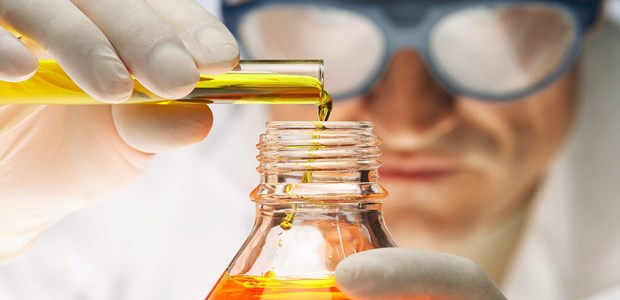 Pharma und Chemie geben Gas Auf dem Weg zu neuen Arzneien? Die Pharmabranche lässt sich bei der Forschung und Entwicklung finanziell nicht lumpen.