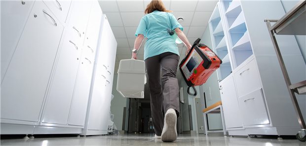 Auf dem Weg zum Einsatz: Bei psychiatrischen Notfällen kann es sich lohnen, den Fokus auf eine empathische Patientenansprache zu legen.