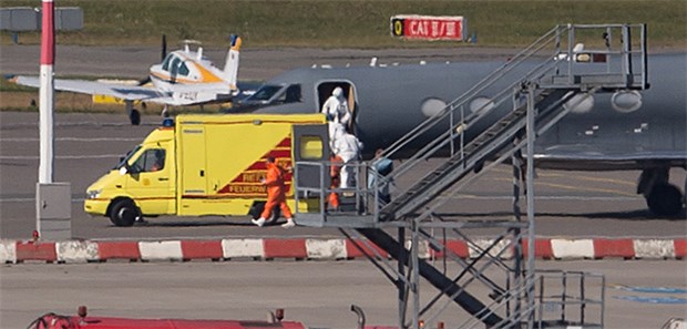 Ebola-Patient wird in Hamburg behandelt Auf dem Weg zur Behandlung: Der Ebola-Patient am Mittwochmorgen auf dem Hamburger Flughafen.