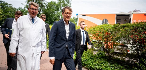 Auf dem Weg zur Vorstellung der Potenzialanalyse: Bundesgesundheitsminister Karl Lauterbach (rechts) und Professor Axel Ekkernkamp, Ärztlicher Direktor und Geschäftsführer des Unfallkrankenhauses Berlin.