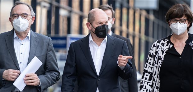 Gesundheitssystem: Was die SPD gerne verändern würde Auf dem Weg zur Vorstellung des SPD-Wahlprogramms: Bundesfinanzminister Olaf Scholz (Mitte) sowie die beiden SPD-Vorsitzenden Saskia Esken und Norbert Walter-Borjans (l).