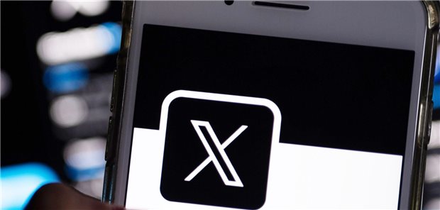 KV Berlin nicht mehr beim Kurznachrichtendienst „X“ aktiv Auf dem offiziellen Profil der Plattform X auf dem Bildschirm eines Smartphones ist der weiße Buchstabe X auf schwarzem Hintergrund zu sehen.