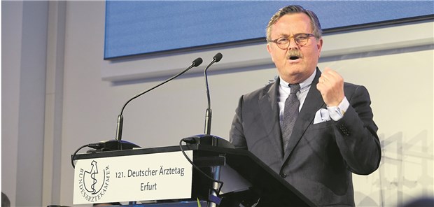 "Wo Arzt drauf steht, muss auch Arzt drin sein!" Auf den Sachverstand von Fachleuten aus dem Gesundheitswesen sollten politische Entscheider nicht verzichten: Diese Botschaft gab BÄK-Präsident Montgomery dem neuen Gesundheitsminister Jens Spahn mit auf den Weg.