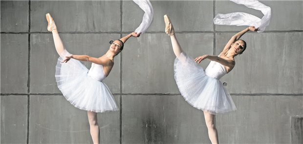 Zwei Ballerina in gleicher Pose.