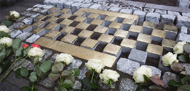 Stolpersteine für 36 jüdische Ärzte Auf den zehn mal zehn Zentimeter großen, mit einer Messingplatte bedeckten Steinen ist jeweils Name, Jahrgang und Schicksal der jüdischen Ärzte eingraviert.