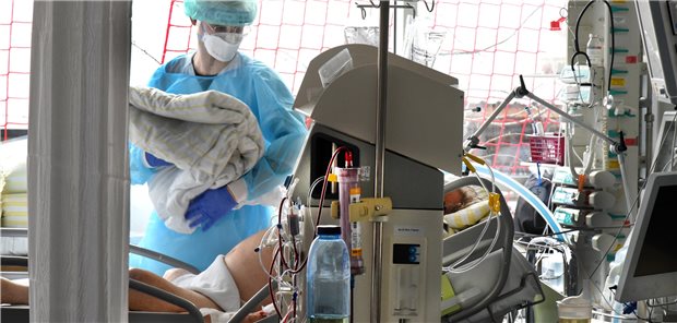 DIVI: Für Intensivstationen stehen die Zeichen seit Jahren auf Sturm Auf der COVID-19-Station am Universitätsklinikum Leipzig versorgt ein Pfleger einen Patienten. Auf vielen Intensivstationen fehlt in der Republik aber genau das, Fachpersonal, mahnt die DIVI.
