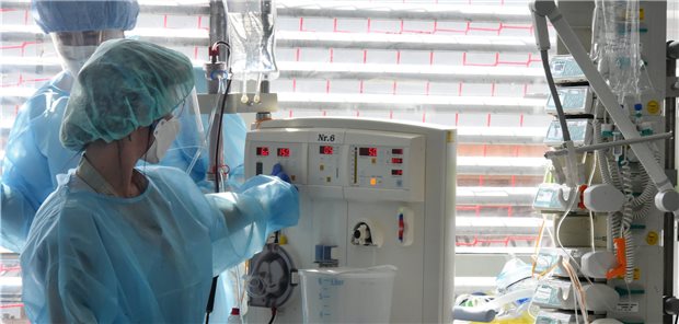 Intensivmediziner: Nicht mehr nur auf Corona-Inzidenz schauen Auf der COVID-19-Station, einem Bereich der Operativen Intensivstation vom Universitätsklinikum Leipzig, stehen eine Schwester und ein Pfleger am Bett eines Patienten. Derzeit gehen die Fallzahlen auf den Intensivstationen noch zurück. (Archivbild)