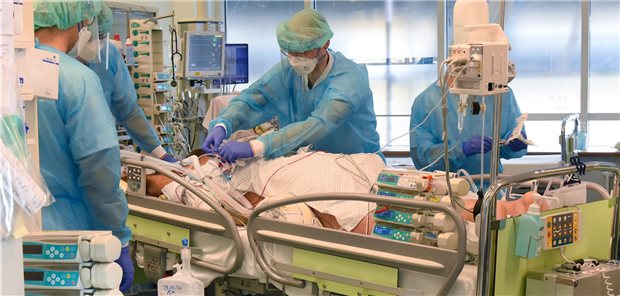 Kliniken in Sachsen verschieben Eingriffe Auf der COVID-Station des Universitätsklinikums Leipzig bereiten Ärzte, Schwestern und Pfleger einen Patienten für einen Transport zur Röntgenabteilung vor. Für andere Patienten bleibt weniger Zeit.