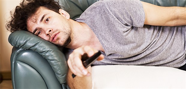 Deutsche werden immer mehr zu Bewegungsmuffeln Auf der Couch fühlen sich viele wohl.