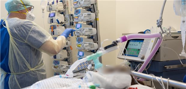 Zankapfel Triage: Die politische Debatte um die Ausgestaltung des Karlsruher Urteils von Dezember 2021 ist in vollem Gange.