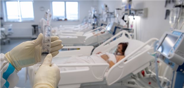 Auf der Intensivstation wird eine Infusion vorbereitet: Für schwerkranke COVID-19-Patienten gibt es nur wenige Therapie-Optionen.