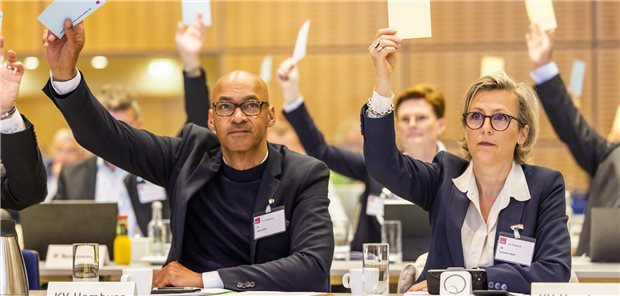 Auf der KBV-Vertreterversammlung haben sich die Delegierten einstimmig dafür ausgesprochen, Ärzte im Bereitschaftsdienst von der Sozialversicherungspflicht zu befreien.
