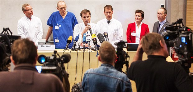 Keine experimentelle Therapie für Ebola-Infizierten Auf der Pressekonferenz zum Ebola-Patienten in der Uniklinik Frankfurt standen Rede und Antwort (v.l.): Professor Oliver Keppler, Direktor des Instituts für Medizinische Virologie, Professor Hans-Reinhard Brodt, Leiter Infektologie, Dr. Timo Wolf, behandelnder Oberarzt, Professor Kai Zacharowski, Stellvertretender Ärztlicher Direktor der Frankfurter Uniklinik, Rosemarie Heilig, Frankfurter Gesundheitsdezernentin, und Rene Gottschalk, Leiter des Frankfurter Gesundheitsamstes.