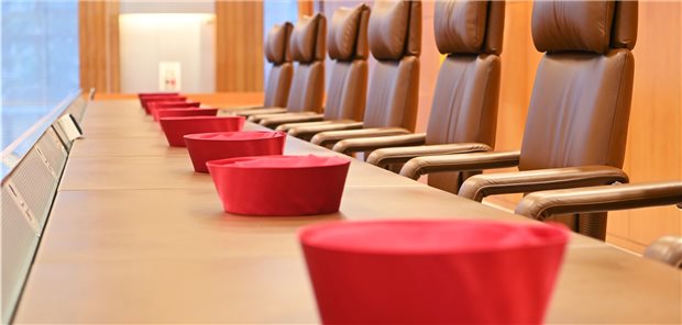 BVerfG: Impfpflicht in Kliniken und Praxen verfassungsgemäß Auf der Richterbank im Sitzungssaal im Bundesverfassungsgericht liegen Barette der Bundesverfassungsrichter: Die Richter haben jetzt die Verfassungsbeschwerde gegen die einrichtungsbezogene Impfpflicht endgültig abgeschmettert.