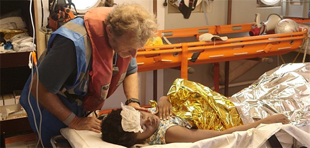 Helfen vor der Küste Libyens Auf der "Sea-Watch 2" versorgt der Mainzer Arzt eine Patientin, die aus einem Flüchtlingsboot gerettet wurde.