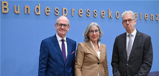 Martin Hendges (KZBV, links), Gabriele Regina Overwiening (ABDA, Mitte) und Dr. Andreas Gassen (KBV, rechts) .