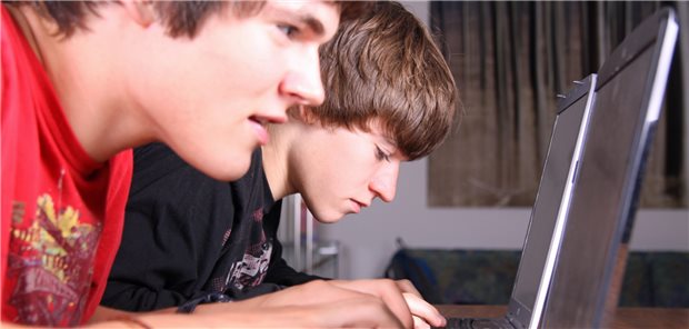 Auf der Suche nach dem passenden Gesundheitswissen: Zwei Jugendliche surfen im Internet. (Symbolbild mit Fotomodellen)