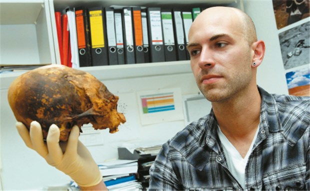 Zahnwurzeln als historische Fundgrube Auf der Suche nach der Geschichte eines untergegangenen Volkes: der Göttinger Anthropologe Lars Fehren-Schmitz. © Rink/pid