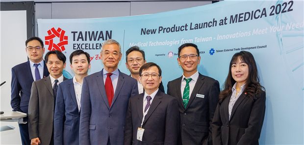 Auf der Taiwan Excellence Pressekonferenz im Rahmen der MEDICA 2022 in Düsseldorf nahmen teil (v. l.): Kevin Sung, Director of Marketing &amp; Business Development Division, Insight Medical Solutions Inc; Jerry Li, Sales Director, Wincomm Corporation; Dr. Ko-Ming Chen, Vorsitzender der taiwanesischen Handelskammer in Deutschland; Ching-Yun Huang, Direktor der Wirtschaftsabteilung und Repräsentant Taipehs in der Bundesrepublik Deutschland, Büro Frankfurt; Denny Liu, Sales Vice President, iXensor; Danny Liao, Direktor des Taiwan Trade Centers Düsseldorf; David Hung, Branding Sales Development Dept. Assistant Manager, IEI Integration Corporation; Vivian Chen Manager, Taiwan External Trade Development Council.