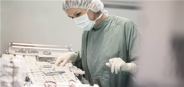 Genehmigungsvorbehalt für Klinikbehandlung im Ausland gelockert Auf die Dringlichkeit einer planbaren Op kommt es an, ob der betreffende Patient für den Eingriff im EU-Ausland die Genehmigung seiner Kasse braucht, so der Europäische Gerichtshof.