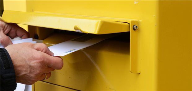 Auf diesem Wege steigt die Akzeptanz: Erhalten GKV-Versicherte den Stuhltest direkt mit dem Schreiben, dann werden 30 Prozent der Eingeladenen aktiv – bisher ist es nur jeder Zehnte.