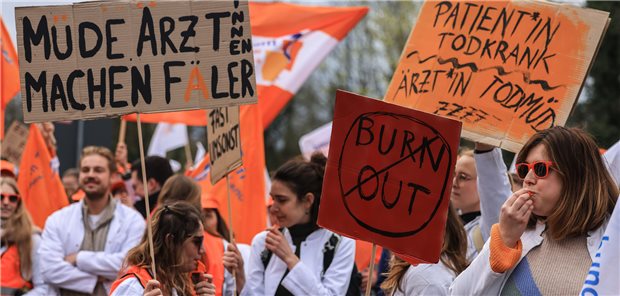 Auf ein Neues: Der Marburger Bund ruft die Ärzte an kommunalen Krankenhäusern wieder zum Warnstreik auf. Bereits am 30. März waren Ärzte, wie hier in Köln, einem Streikaufruf gefolgt.