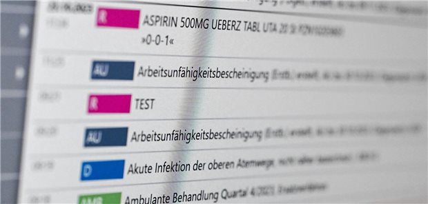 ePA-Nutzung von Kindern und Jugendlichen: Viele Fragen sind offen Auf einem Bildschirm in der E-Health-Showpraxis der Kassenärztlichen Vereinigung Berlin ist eine elektronische Patientenakte ePA dargestellt (gestellte Szene).